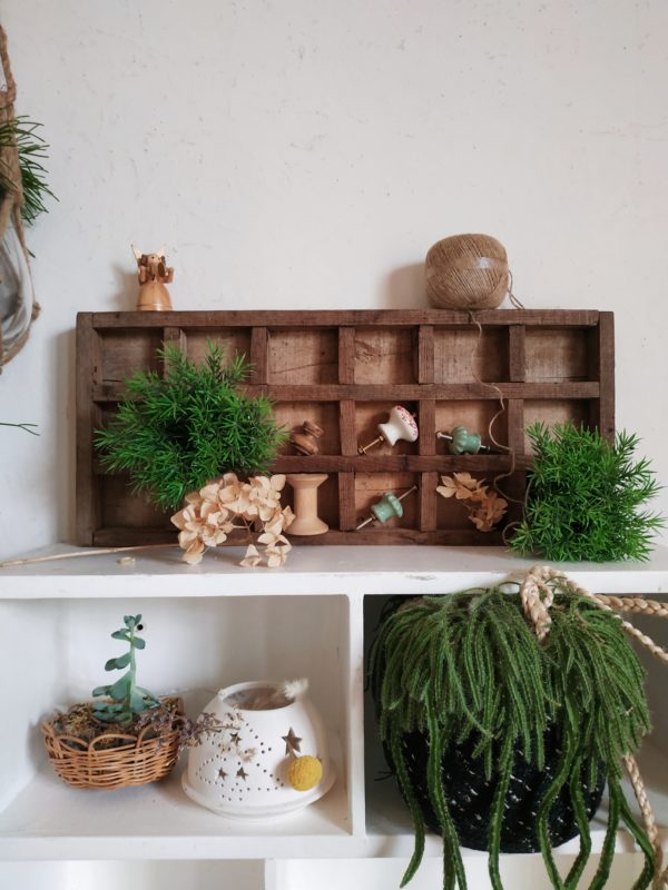 Ces petits objets de rangements en bois anciens et remplis de charme nous amusent et nous donnent envie de ranger avec plaisir.