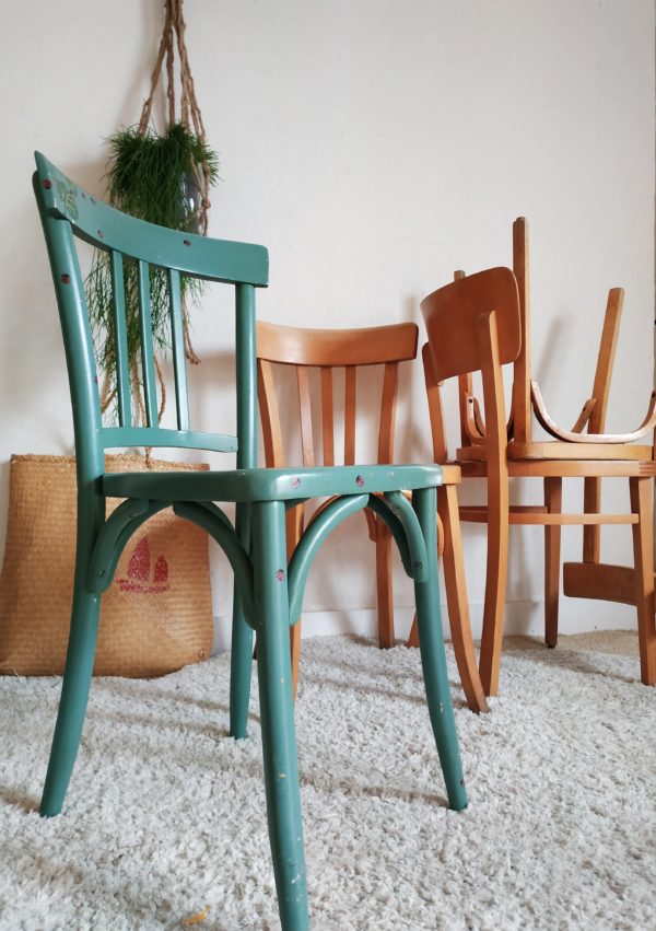 Ce mix and match de modèles thonet et bauman égaiera avec espièglerie la table de cuisine ou de la salle à manger, aussi bien qu'un bistrot.