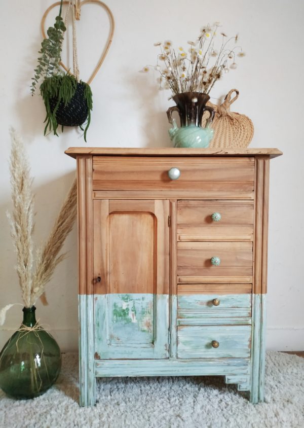 Après réinterprétation, cette petite commode esprit semainier arbore, avec espièglerie un soubassement rénové dans des tonalités toutes douces et patinées.