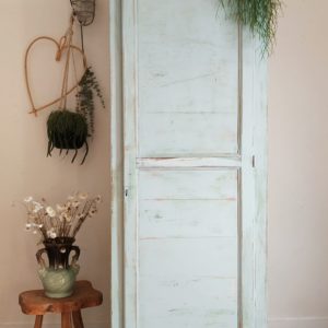 Cette armoire d'école ancienne est un meuble de brocante comme on les aime.