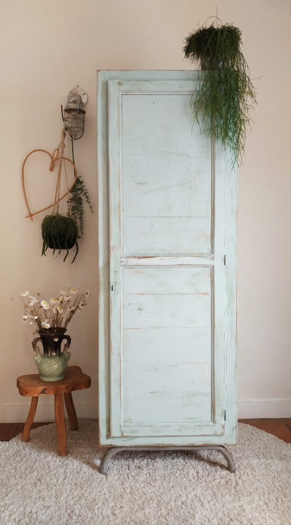 Cette armoire d'école ancienne est un meuble de brocante comme on les aime.