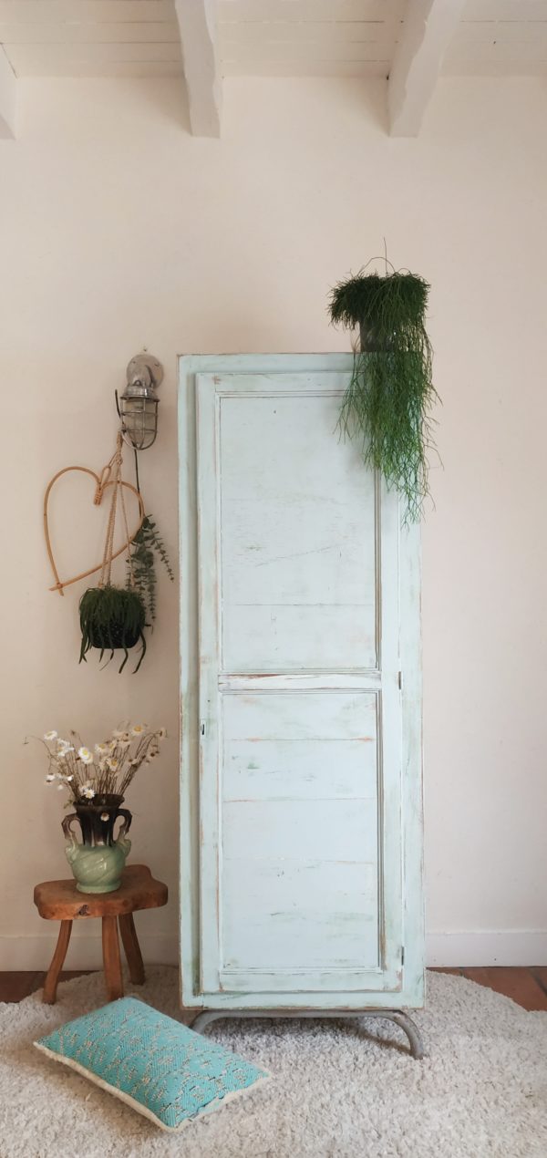 Dans l'entrée, dans une chambre d'enfant ou d'adulte, dans la salle de bain, cette armoire d'école vintage affichera douceur et délicatesse.