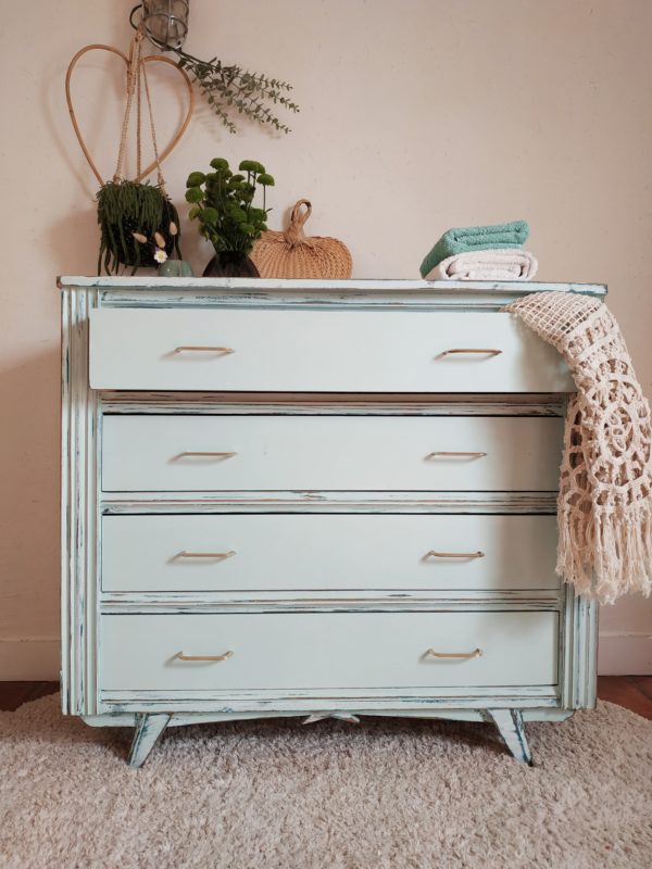 Nous imaginons aisément cette commode vintage aux pieds compas dans une chambre surmontée comme dans une salle de bain d'un miroir louis Philippe ou en rotin à franges dans l air du temps.