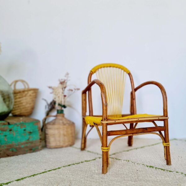 Fauteuil enfant bois et scoubidou jaune