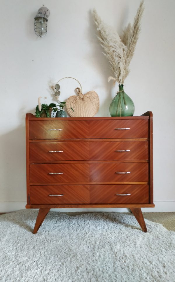 Lignes élancées et port graphique pour cette adorable commode vintage juchée sur ses 4 pieds compas.