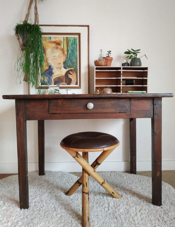 Entièrement en bois, cette table de ferme rustique est d'une très belle simplicité et possède un charme nostalgique.