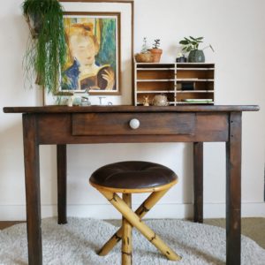 Des années 50, cette table ancienne sera parfaite dans une petite cuisine, dans une entrée pour donner une touche vintage avec douceur ou détournée en bureau au look authentique et inspirant.