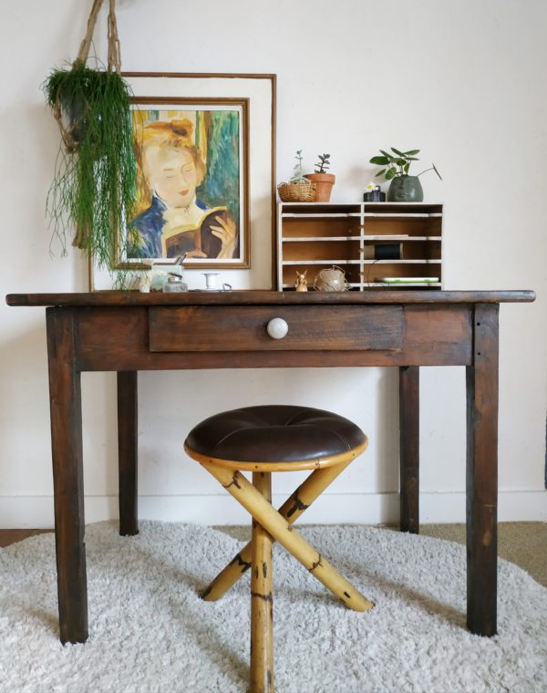 Des années 50, cette table ancienne sera parfaite dans une petite cuisine, dans une entrée pour donner une touche vintage avec douceur ou détournée en bureau au look authentique et inspirant.