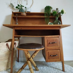 Le port élégant de ce bureau vintage avec son piétement en compas, sa fabrication soignée et son allure gracieuse font de ce mobilier vintage une pièce maîtresse qui allie design scandinave et capacité de rangement très intéressante.