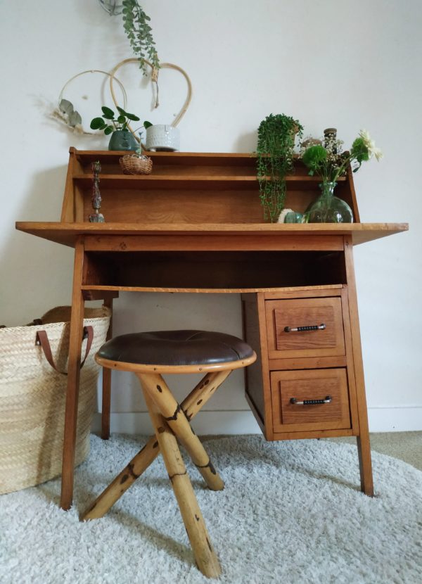 Le port élégant de ce bureau vintage avec son piétement en compas, sa fabrication soignée et son allure gracieuse font de ce mobilier vintage une pièce maîtresse qui allie design scandinave et capacité de rangement très intéressante.