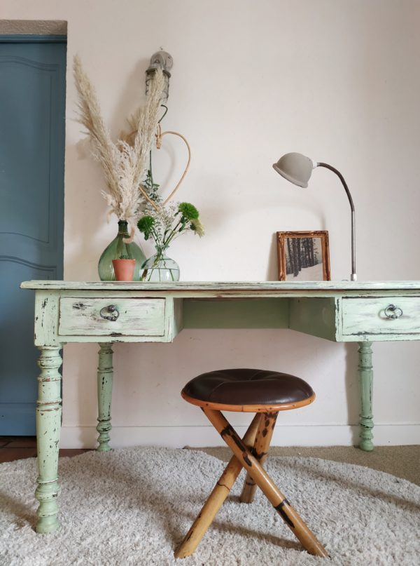 Ce bureau ancien aux dimensions xxl est une pièce de mobilier qui ne laisse pas indifférent.