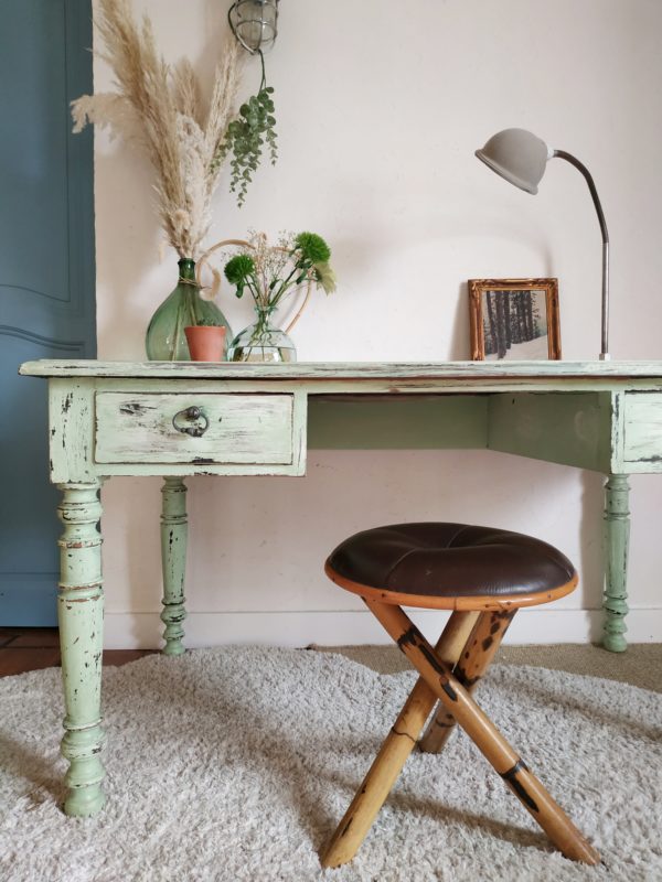 Ce bureau ancien aux dimensions xxl est une pièce de mobilier qui ne laisse pas indifférent.