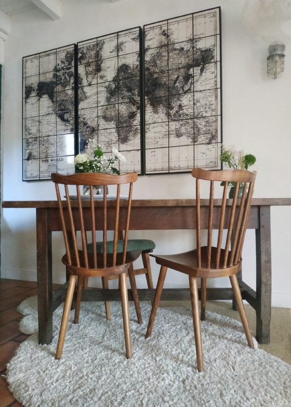 Cette table de ferme impose une allure rustique et authentique qui nous charme d'emblée.