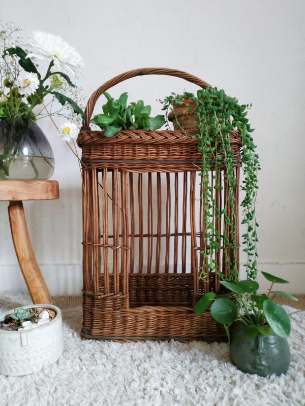 A l'origine ce petit mobilier en osier vintage tressé servait de porte-bouteilles.