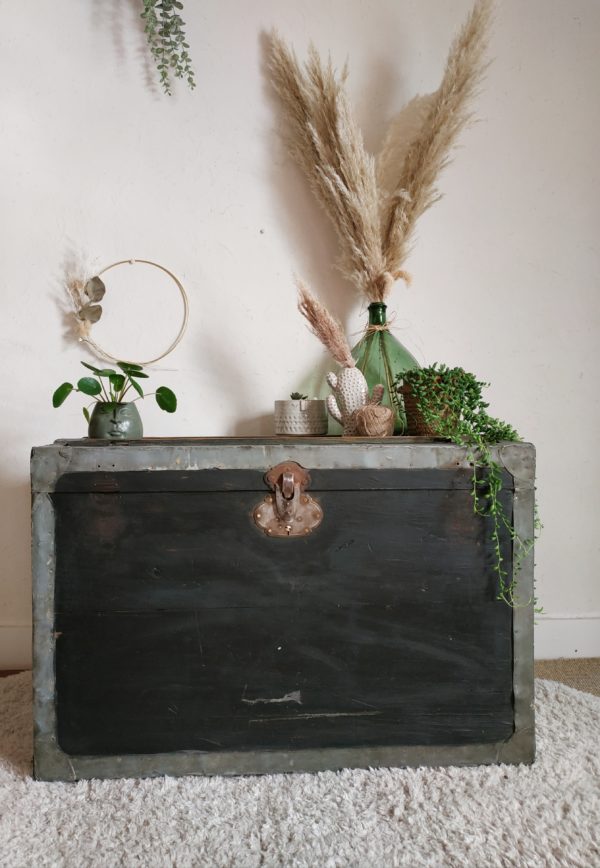 Ancienne malle de transport en métal et bois on l’imagine aujourd’hui énorme coffre à jouets et à merveilles, et pourquoi pas détournée en table de chevet, en bout de canapé comme table d'appoint ou en bout de lit.