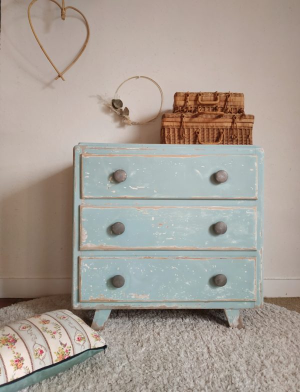 Cette commode vintage aux pieds compas se plaira dans une chambre d'enfant pour lui donner malgré son grand âge un look tendre et moderne.