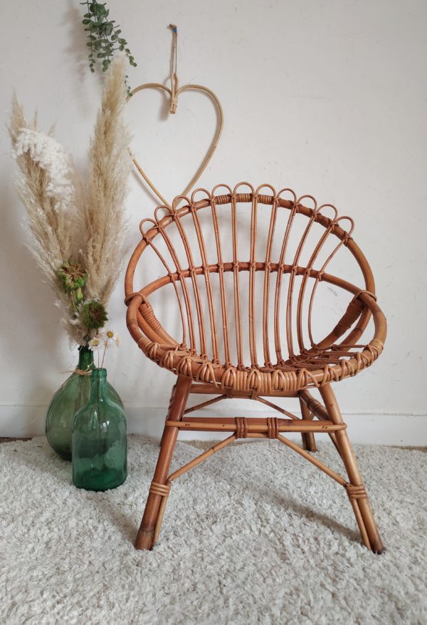 Lignes tout en finesse pour ce fauteuil en rotin vintage. Sa forme corbeille est enveloppante et confortable.