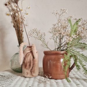 Ancien, ce pot reste en très bel état avec quelques traces subtiles de son âge.