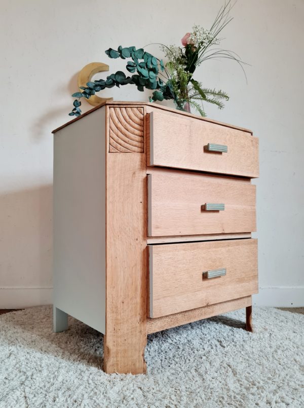 Cette commode vintage d'époque Art Déco s'offre maintenant à nous dans son plus simple appareil, débarrassée de tout vernis pour nous charmer avec tendresse.