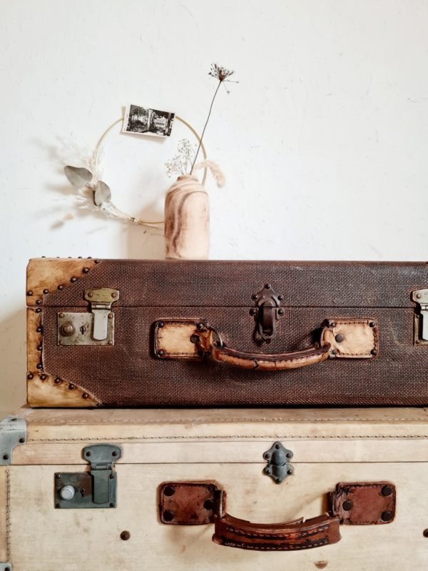 Cette malle apportera une touche déco vintage élégante dans un dressing ou dans une salle de bain.