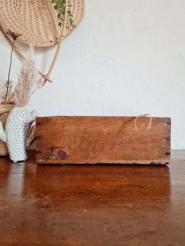 Cette boîte en bois fut retrouvée dans un vieil atelier, une oubliée.