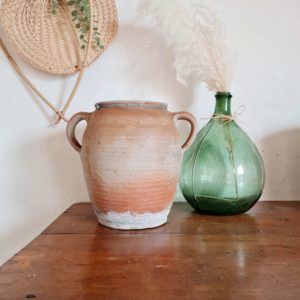 Pièce déco à elle seule, nous aimons la rusticité essentielle qui se dégage de ce pot ancien.