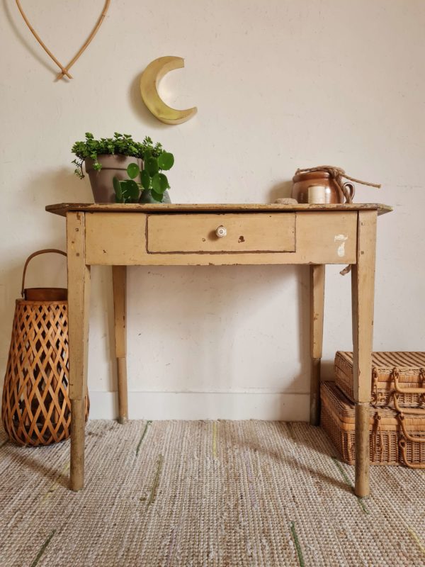 Véritable petit coup de cœur pour cette table ancienne en bois qui mine de rien nous offre deux notes singulières.