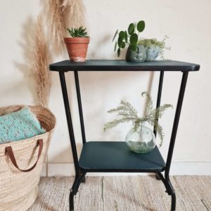 Cette ancienne table roulante possède une ligne à la fois chic et sobre tout en affichant un look vintage assumé.