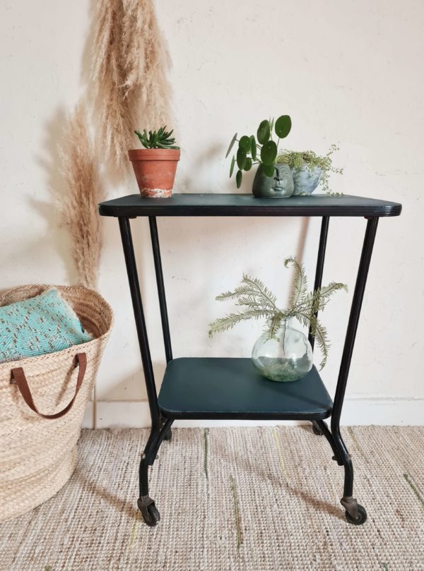 Cette ancienne table roulante possède une ligne à la fois chic et sobre tout en affichant un look vintage assumé.
