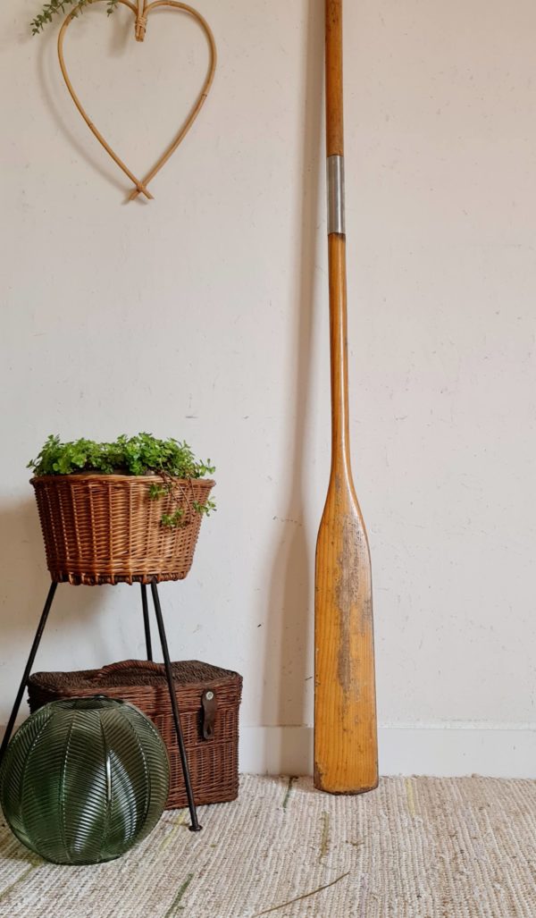 Cette pagaie ancienne saura surprendre juste posée nonchalamment sur un mur, ou détournée en patères dans l'entrée.