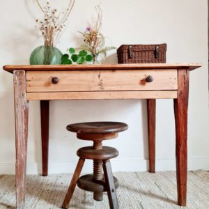 Table de ferme en bois ancienne avec un tiroir