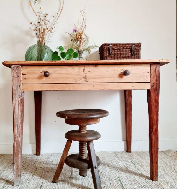 Table de ferme en bois ancienne avec un tiroir