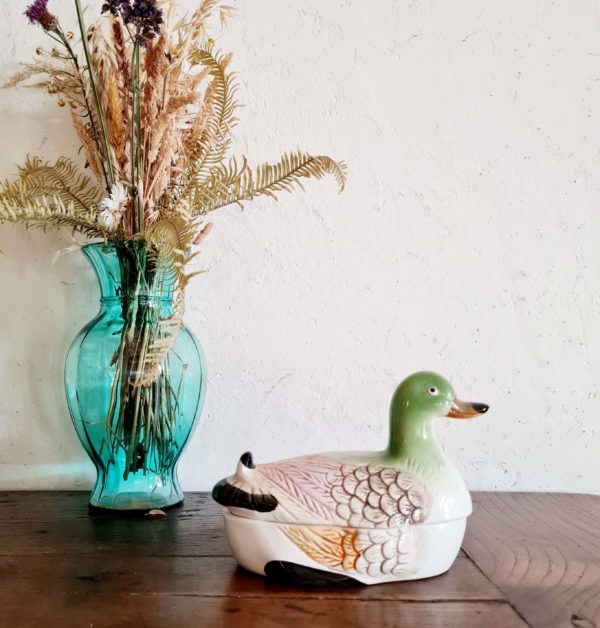 Cet objet de déco vintage deviendra un vide poches à l'entrée, un élément de déco rétro dans une cuisine ou sur une table de ferme, une boîte à bijoux décalée dans une salle de bains.