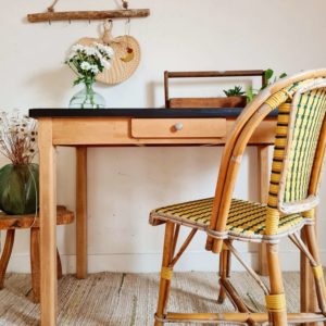 Table des années 50 avec piètement droit en bois joliment patine par les années.