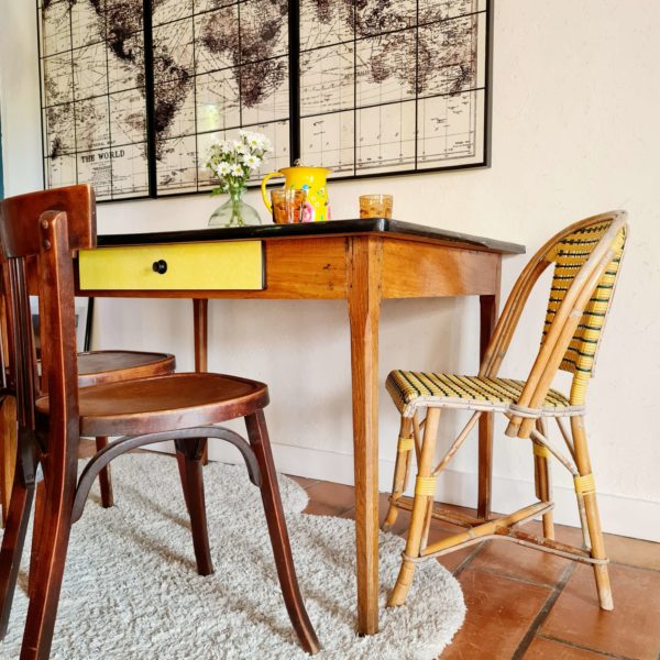 Cette table ancienne en bois possède un petit tiroir très pratique qui revêt le même placage jaune.