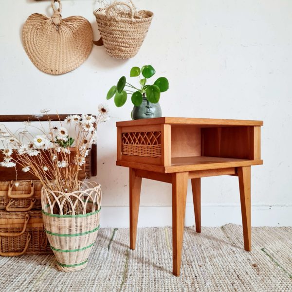 Lignes parfaites et travail soigné du bois et des fibres de rotin pour cette petite table de chevet au look résolument scandinave.