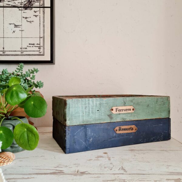 Ce casier d'atelier en bois est un chouette contenant de rangement vintage indispensable.
