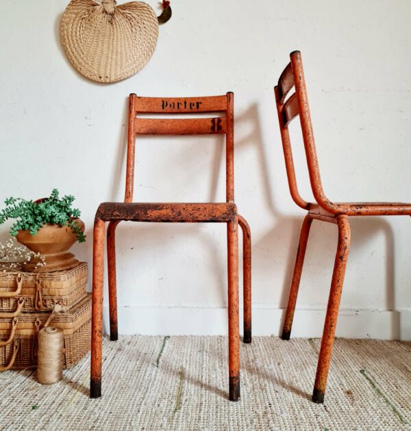 Duo de chaises industrielles oranges en métal