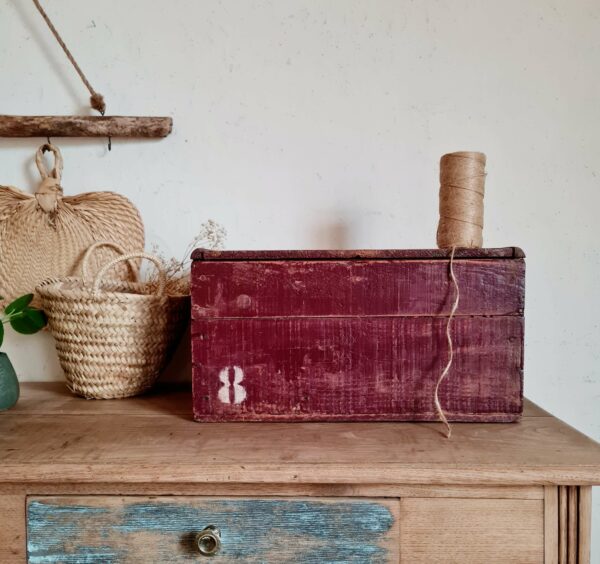 Le look un brin bohème de ce coffre en bois ancien , et sa force de présence nous ont de suite séduit.