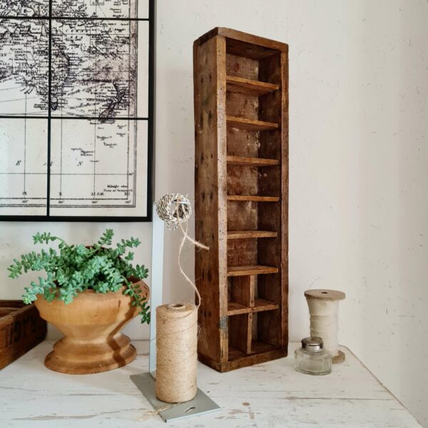 Ce casier en bois ancien sera idéal dans une salle de bains pour y présenter vos produits de beauté ou dans une cuisine pour y présenter épices tout en apportant cette touche vintage décalée souhaitée.