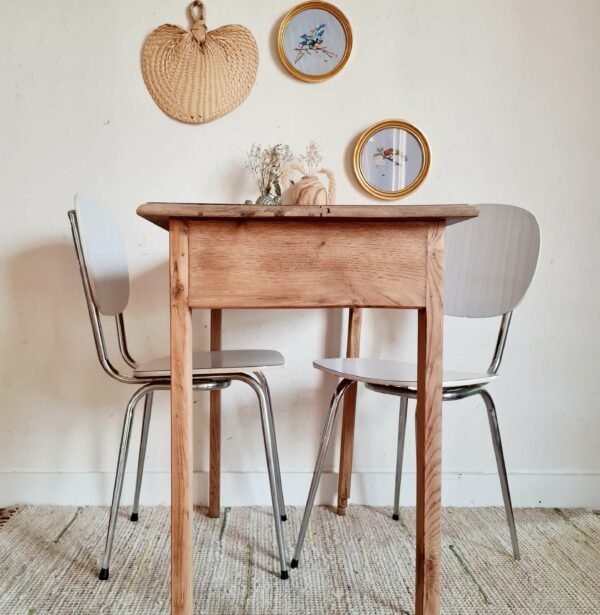 Cette paire de chaises vintage des années 60 affichent une ligne sobre et un motif doux et singulier.