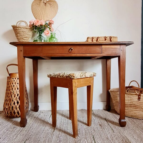 Cette table de ferme vintage impose une allure authentique et raffinée.