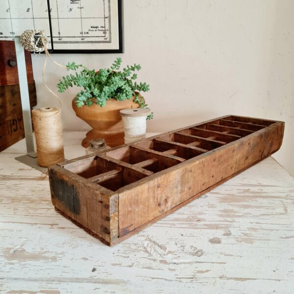 Ce casier en bois ancien sera idéal dans une salle de bains pour y présenter vos produits de beauté ou dans une cuisine pour y présenter épices tout en apportant cette touche vintage décalée souhaitée.