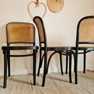Cette sublime série de chaises rétro est une ode au raffinement et fait la part belle à l'association du bois courbé et du cannage