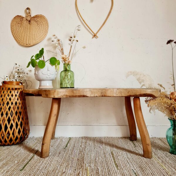De style bohème et brutaliste, cette table basse vintage est un petit bijou de réalisation authentique et chaleureuse.
