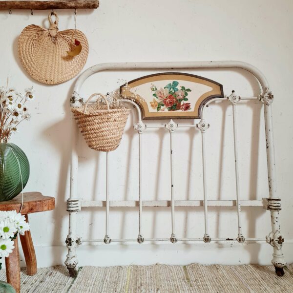 Cette tête de lit vintage en fonte sera sublime sur un pan de mur foncé pour apporter la touche bohème romantique dans la chambre d un enfant.