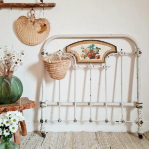 Coup de coeur pour son décor peint sur bois, un décor poétique et harmonieux.