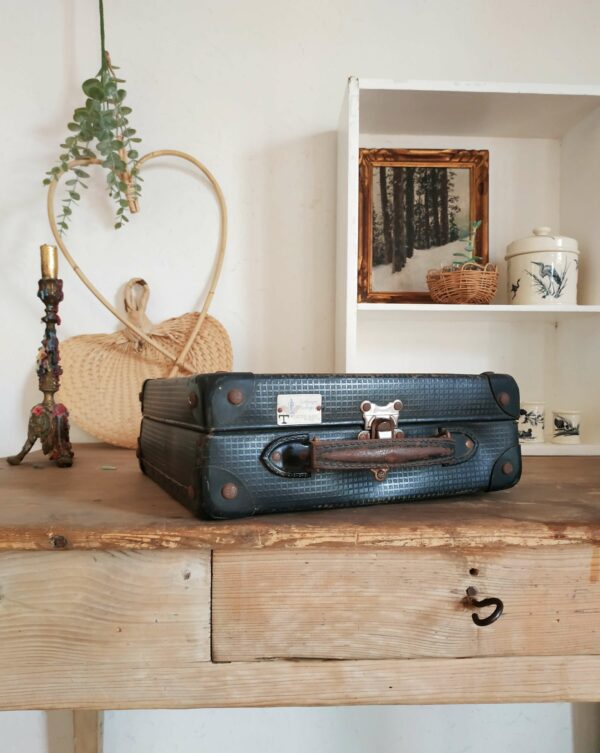 Datant des années 50, cette ravissante valise rétro possède un charme fou.
