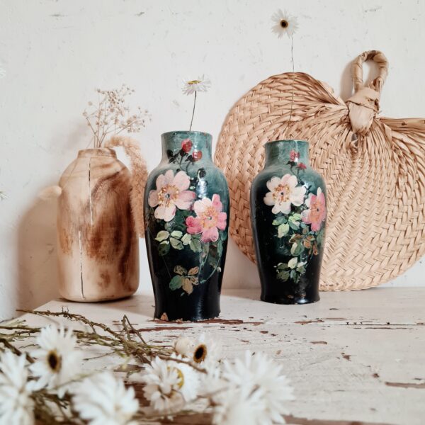 Ce duo de vases peints est une pure merveille à l'élégance fraîche et aux couleurs si subtilement choisis.