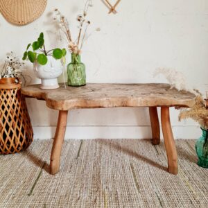 De style bohème et brutaliste, cette table basse vintage est un petit bijou de réalisation authentique et chaleureuse.